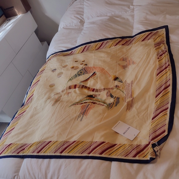 Large 35x31 100% silk scarf - Picture 3 of 5